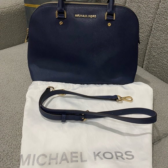 Michael Kors medium tote with gold zipper - Picture 2 of 5